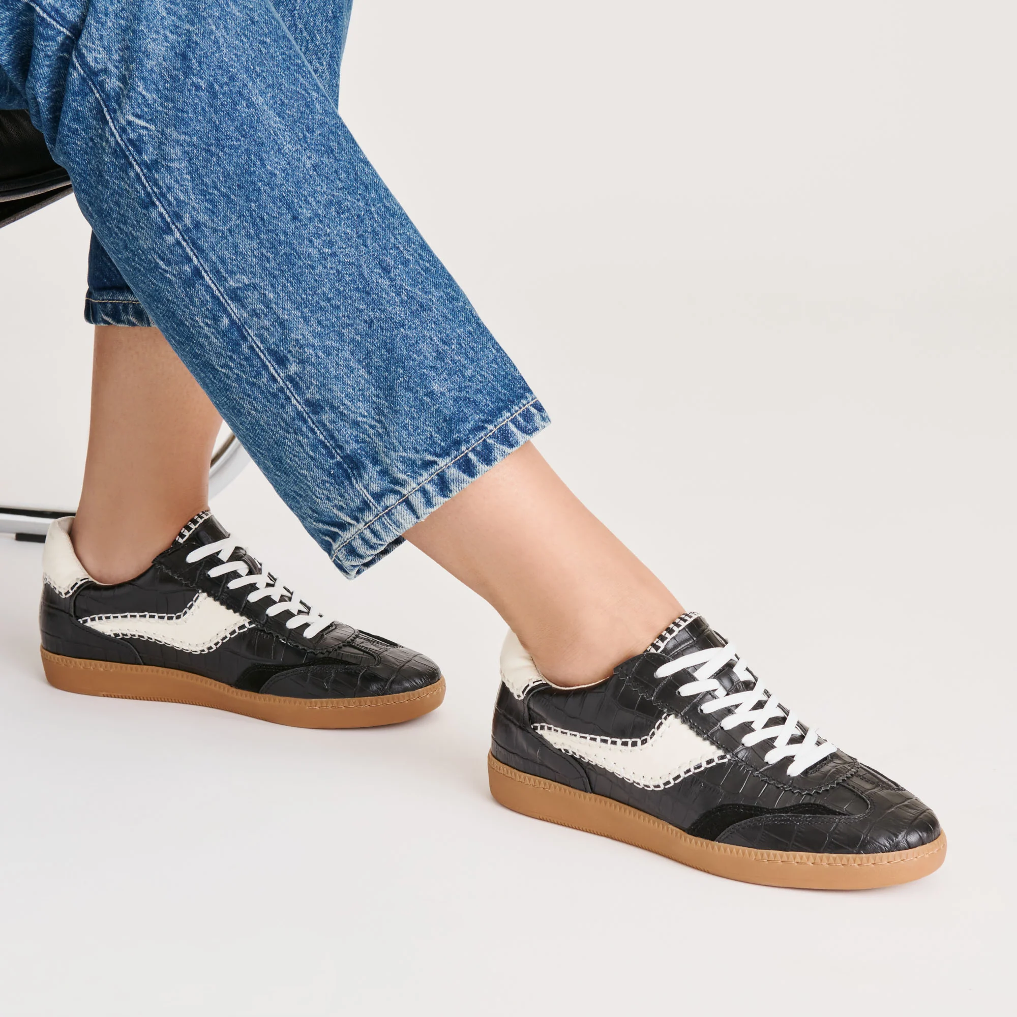 NOTICE STITCH SNEAKERS NOIR CROCO EMBOSSED LEATHER - Image 2